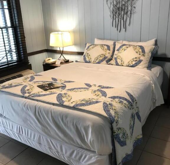 غرفة قياسية مزوَّدة بشُرفة, The Riverside Lodge At Chimney Rock