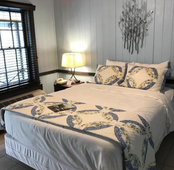 غرفة قياسية مزوَّدة بشُرفة, The Riverside Lodge At Chimney Rock