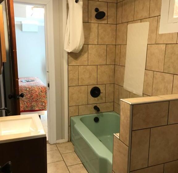 جناح عائلي, The Riverside Lodge At Chimney Rock