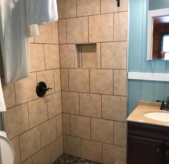 غرفة قياسية سرير كينج, The Riverside Lodge At Chimney Rock