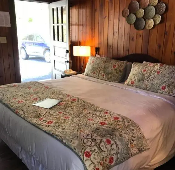 キングサイズベッドのスタンダードルーム, The Riverside Lodge At Chimney Rock