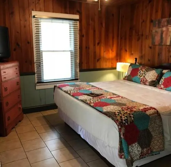 キングサイズベッドのスタンダードルーム, The Riverside Lodge At Chimney Rock