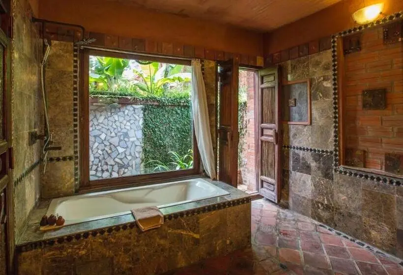 اتاق لوکس با چشم‌انداز دریا, Van Chai Resort