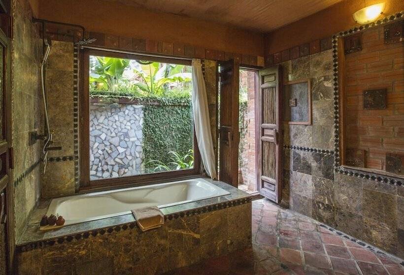 اتاق لوکس با چشم‌انداز دریا, Van Chai Resort