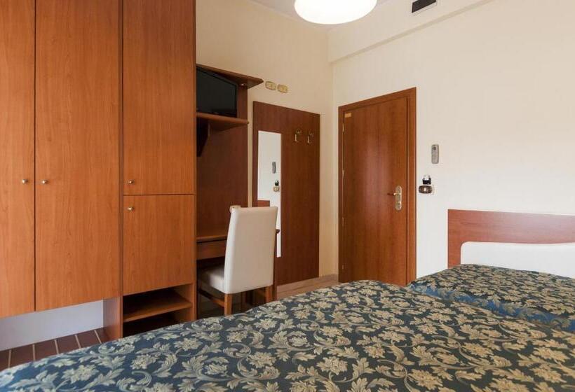 수피리어 트리플 룸, Donatella Pinarella