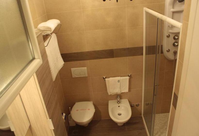 이그제큐티브 트리플, Donatella Pinarella