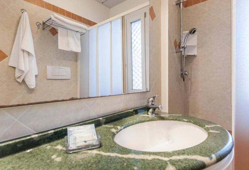 수피리어 트리플 룸, Donatella Pinarella