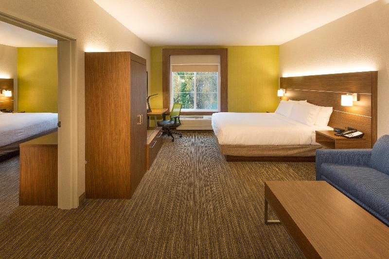 מיטת קינג בסוויטה, Holiday Inn Express & Suites   Seattle South   Tukwila, An Ihg