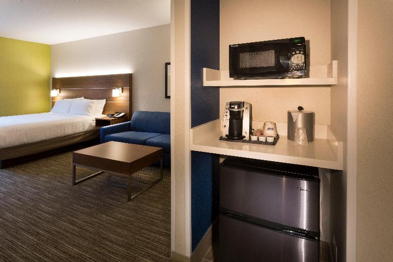 מיטת קינג בסוויטה, Holiday Inn Express & Suites   Seattle South   Tukwila, An Ihg