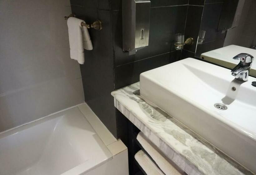 اتاق لوکس با چشم‌انداز استخر, Sun Beach Med