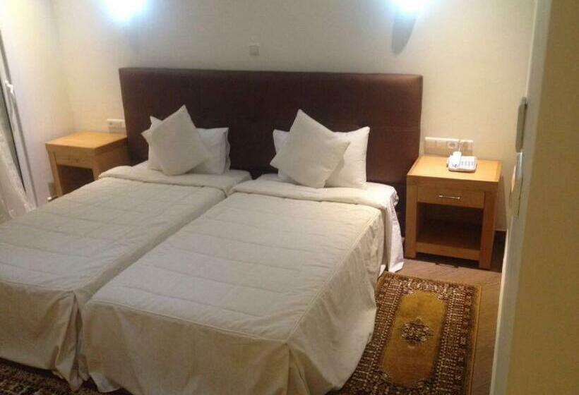 اتاق لوکس با چشم‌انداز استخر, Sun Beach Med