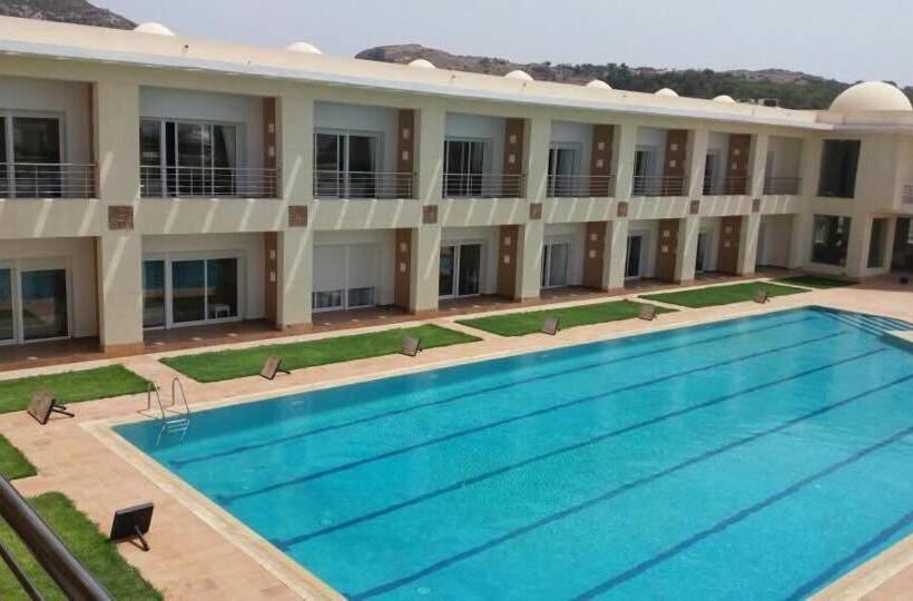 سوییت جونیور با چشم‌انداز استخر, Sun Beach Med