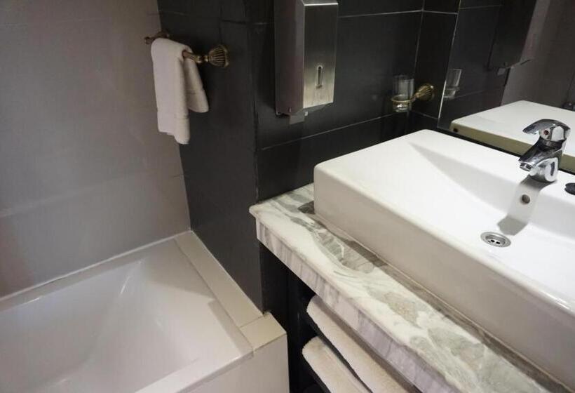 سوییت جونیور با چشم‌انداز استخر, Sun Beach Med