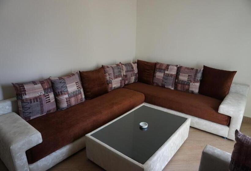 سوییت جونیور با چشم‌انداز استخر, Sun Beach Med