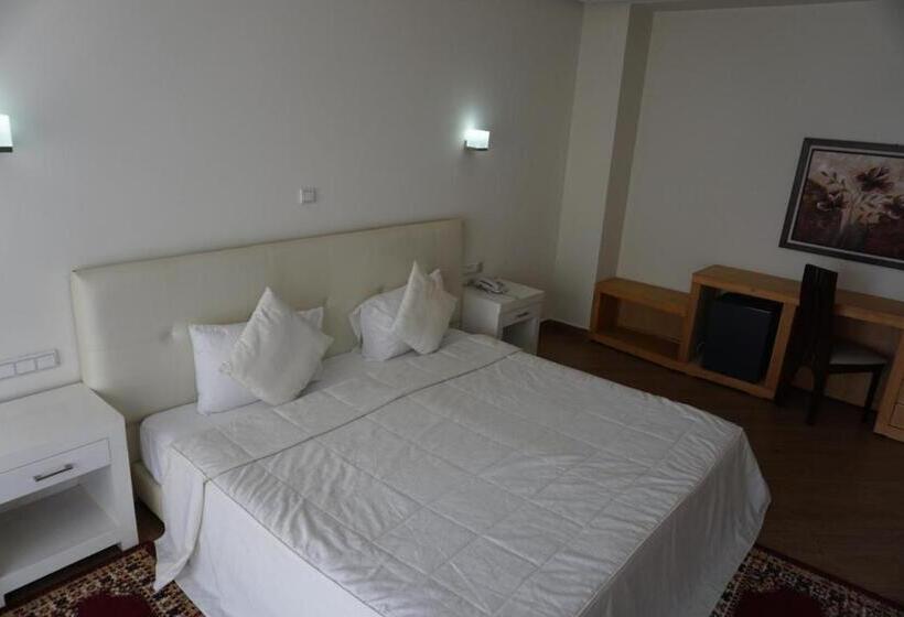 سوییت جونیور با چشم‌انداز استخر, Sun Beach Med