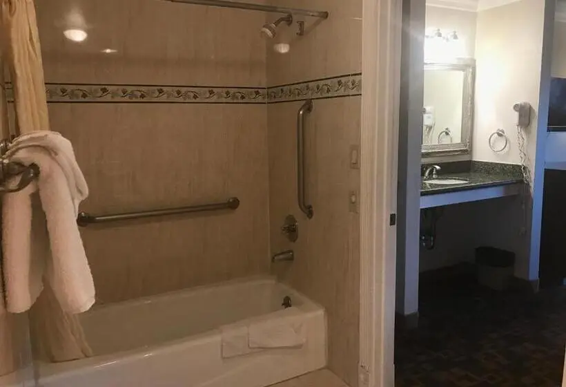 身障者適用キングサイズベッドルーム, Castaic Inn Near Six Flags Magic Mountain