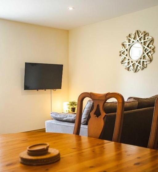 منزل غرفة نوم واحدة, Traquair Arms