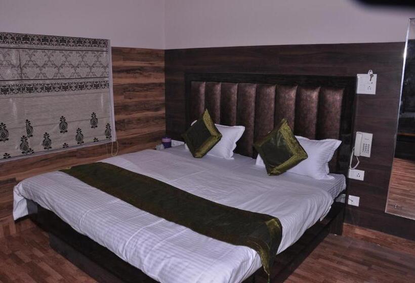 اتاق لوکس, Ekam Lodge