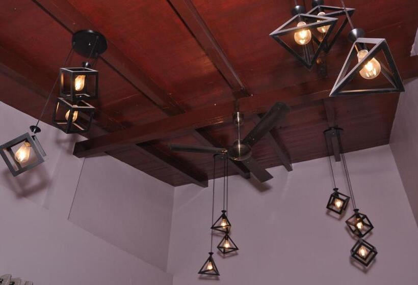 اتاق خانوادگی, Ekam Lodge