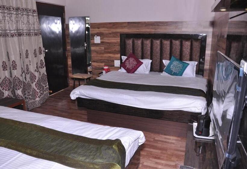 اتاق خانوادگی, Ekam Lodge