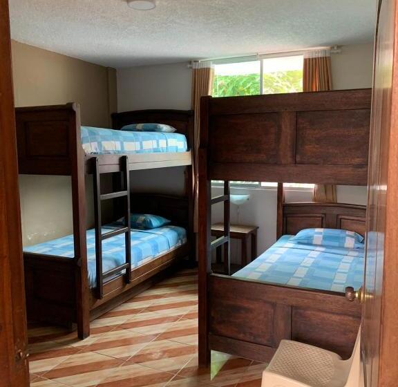 Economy Quadruple Room, Kemarios