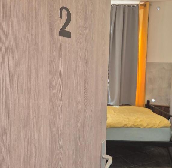 اتاق استاندارد سه تخته با سرویس بهداشتی مشترک, Bled Lesce Station Rooms And Beds