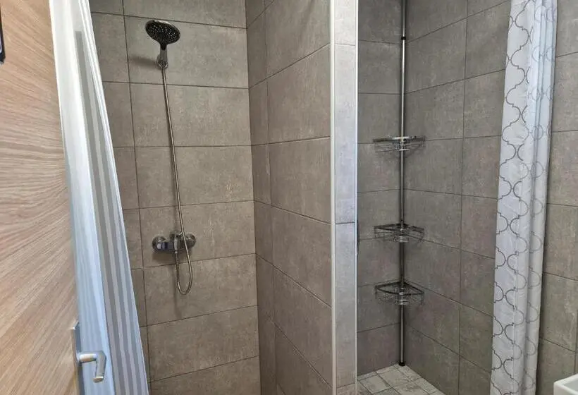 اتاق استاندارد سه تخته با سرویس بهداشتی مشترک, Bled Lesce Station Rooms And Beds