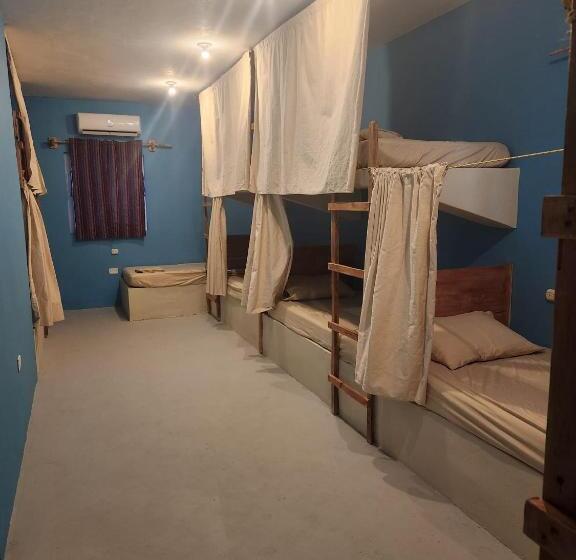 تختخواب در اتاق مشترک, Playa De La Fuente