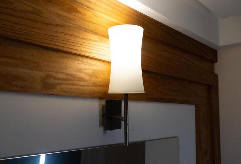 اتاق استاندارد سه نفره, Infinity Suites Habitación Triple 103