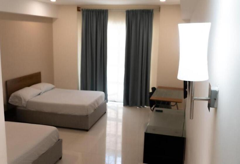 اتاق استاندارد سه نفره, Infinity Suites Habitación Triple 103