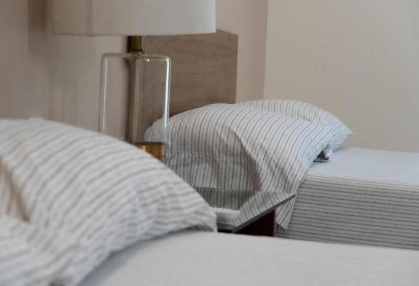 اتاق استاندارد سه نفره, Infinity Suites Habitación Triple 103