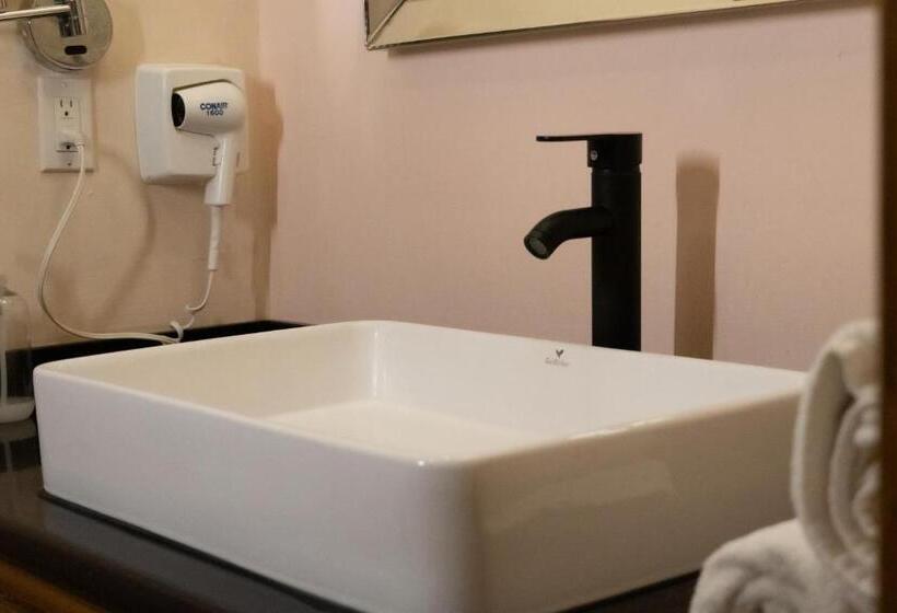 غرفة قياسية ثلاثية, Infinity Suites Habitación Triple 211
