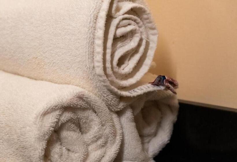 اتاق استاندارد سه نفره, Infinity Suites Habitación Triple 211