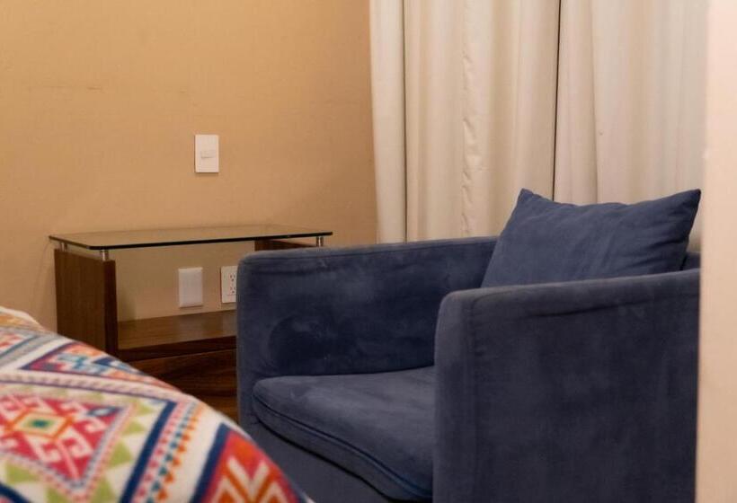 غرفة قياسية ثلاثية, Infinity Suites Habitación Triple 211