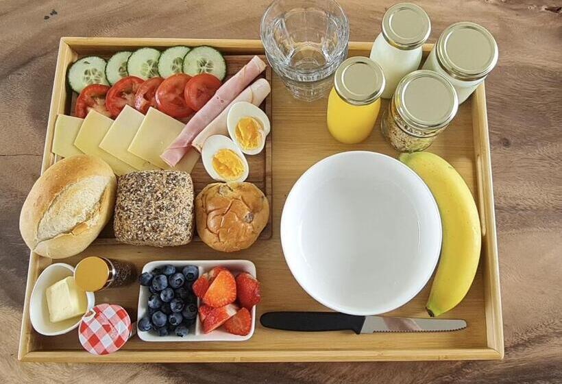 带大床的标准间, The Shed