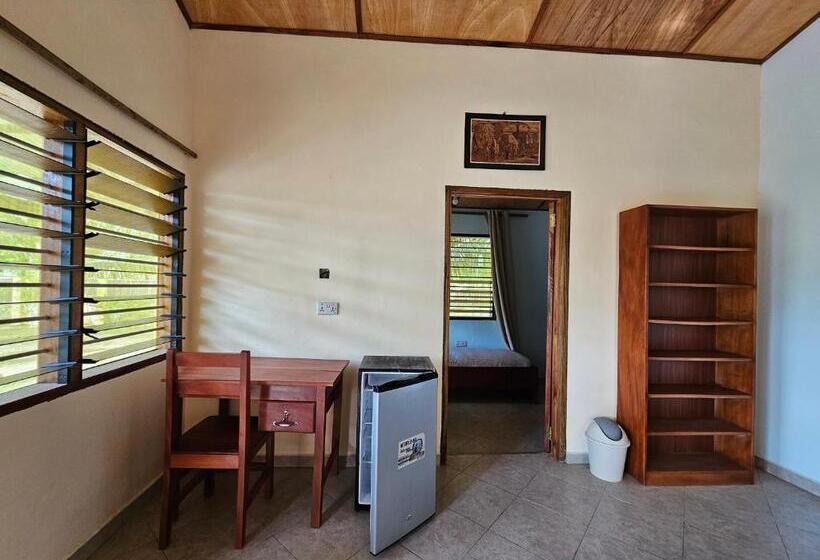 غرفة قياسية رباعية مطلة على الحديقة, Uzoma S Lodge