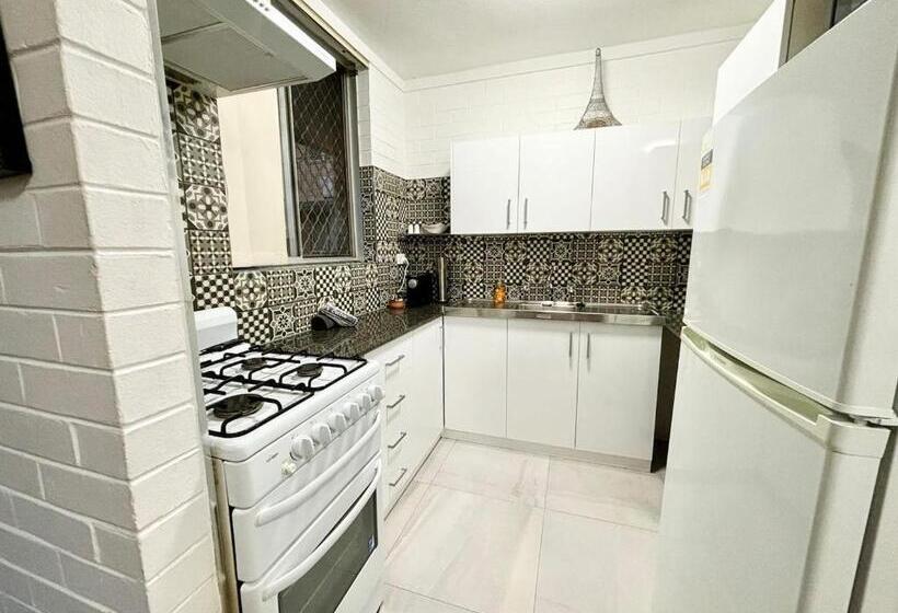 דירה בת חדר שינה 1 עם מרפסת, Central Subiaco Oasis 1 Bedroom Unit