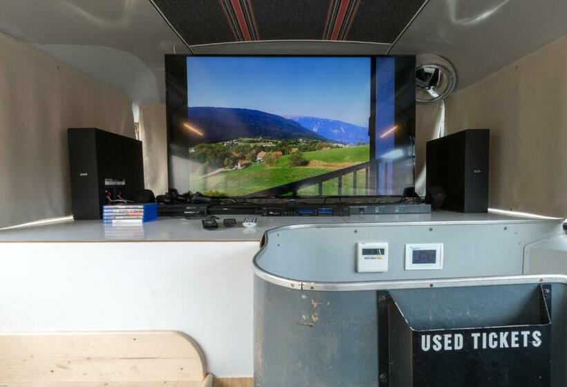 تختخواب در اتاق مشترک, Bed In Bus