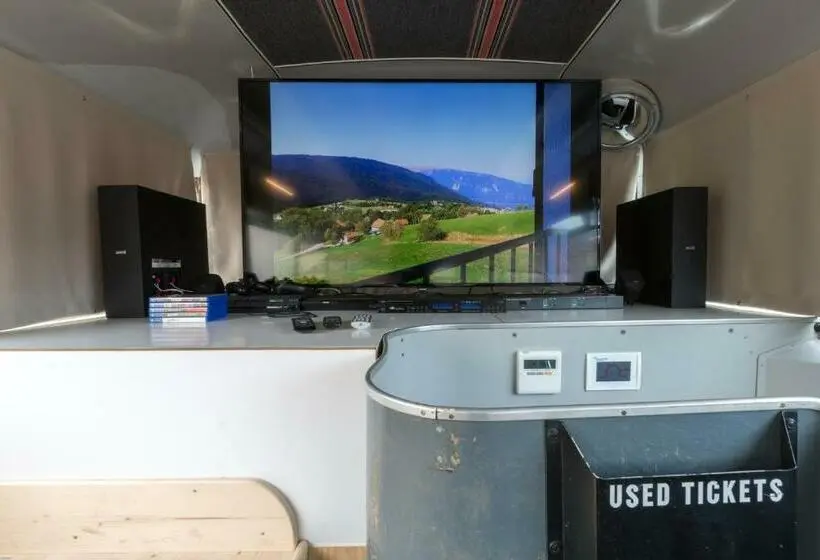 تختخواب در اتاق مشترک, Bed In Bus