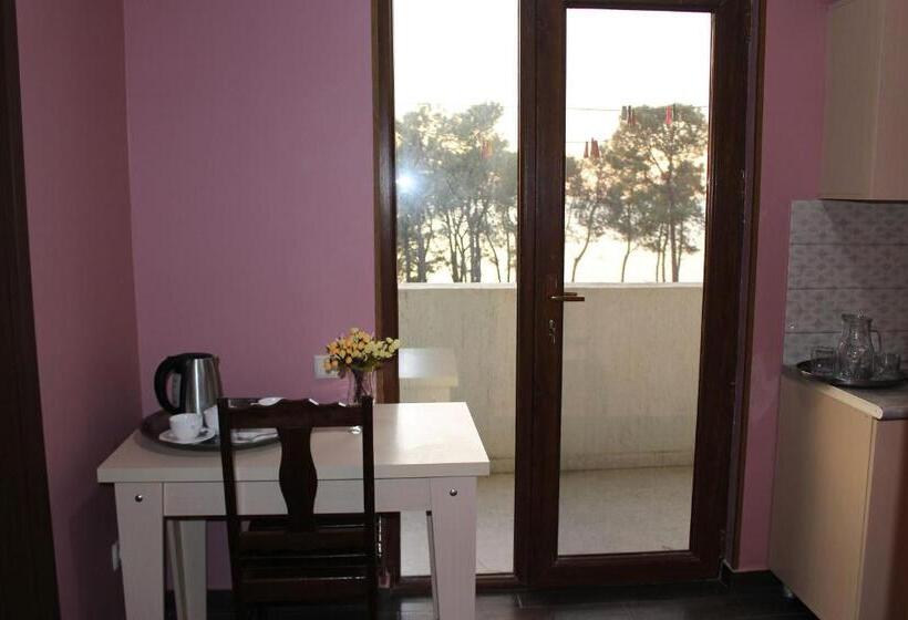 اتاق خانوادگی با چشم‌انداز دریا, Inter