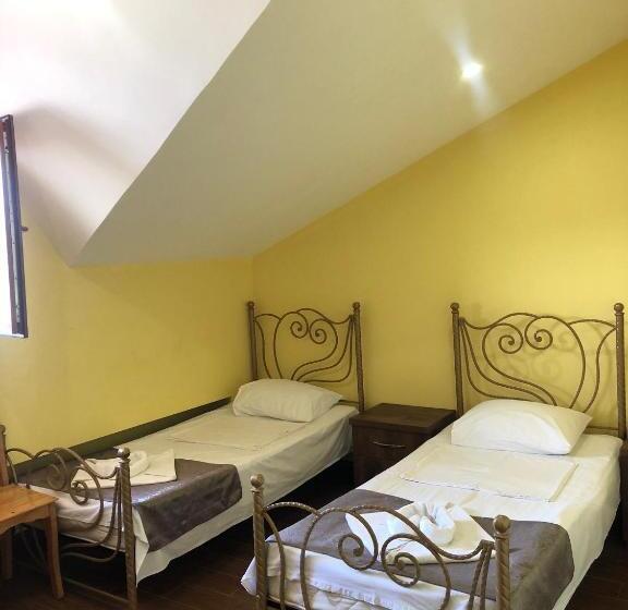 اتاق خانوادگی با چشم‌انداز دریا, Inter