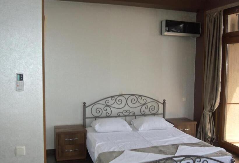 Economy Quadruple Room, Inter