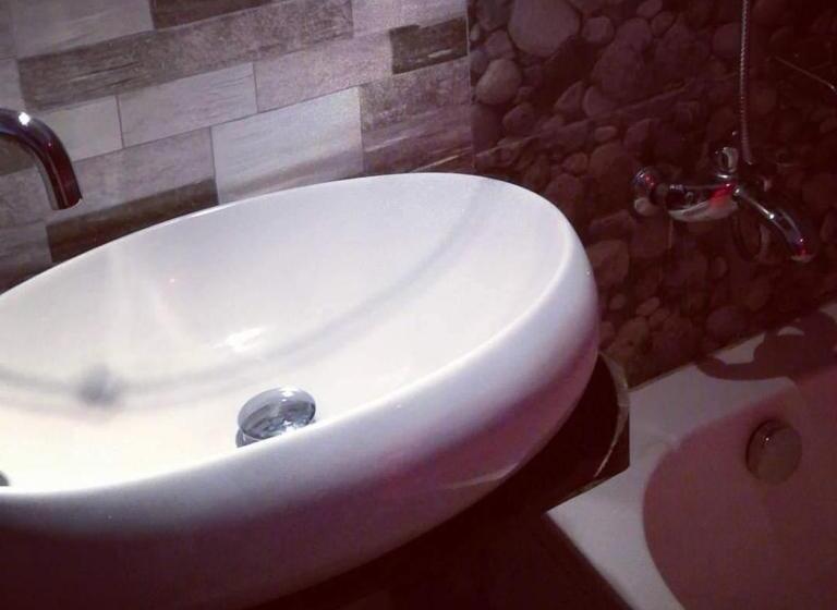 디럭스 룸, Ornateview