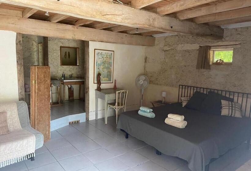 Четырехместный Номер Стандарт Вид на Сад, Hameau Du Hour   Chambre D Hôtes Et Gîtes