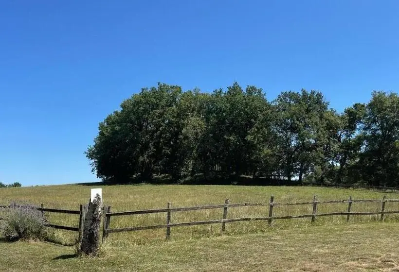 庭の見えるスタンダードトリプルルーム, Hameau Du Hour   Chambre D Hôtes Et Gîtes