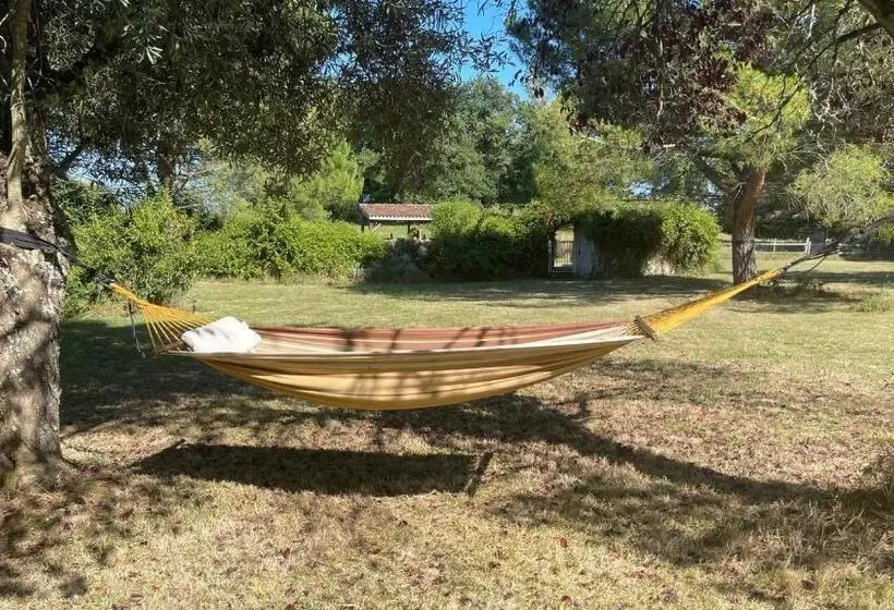 庭の見えるスタンダードトリプルルーム, Hameau Du Hour   Chambre D Hôtes Et Gîtes