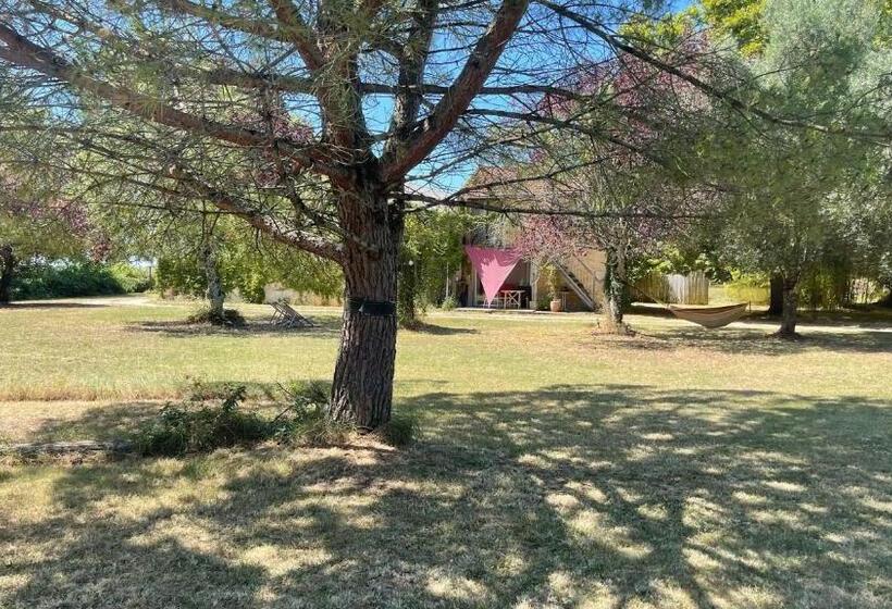 Трехместный Номер Стандарт Вид на Сад, Hameau Du Hour   Chambre D Hôtes Et Gîtes