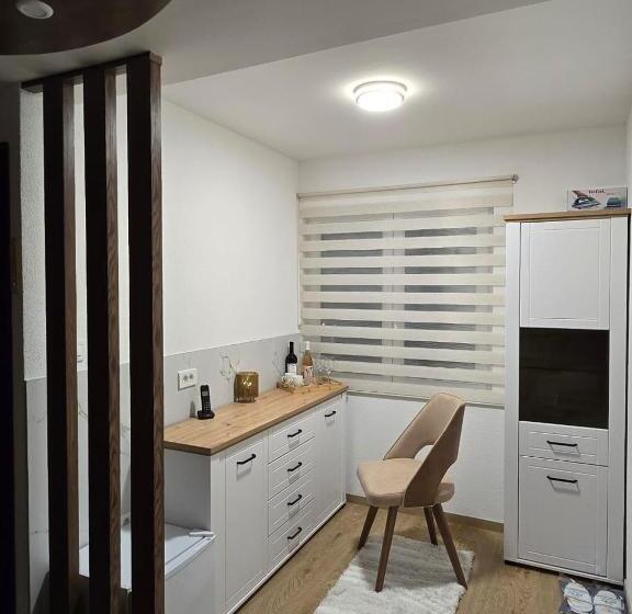 اتاق لوکس با بالکن, Mažijanik