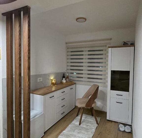 اتاق لوکس با بالکن, Mažijanik