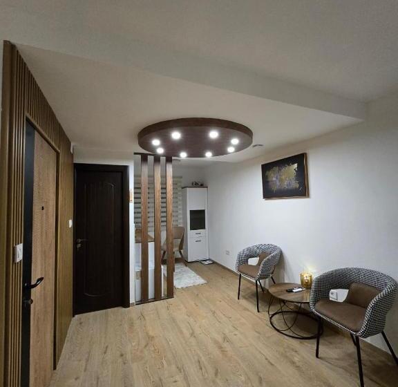 اتاق لوکس با بالکن, Mažijanik